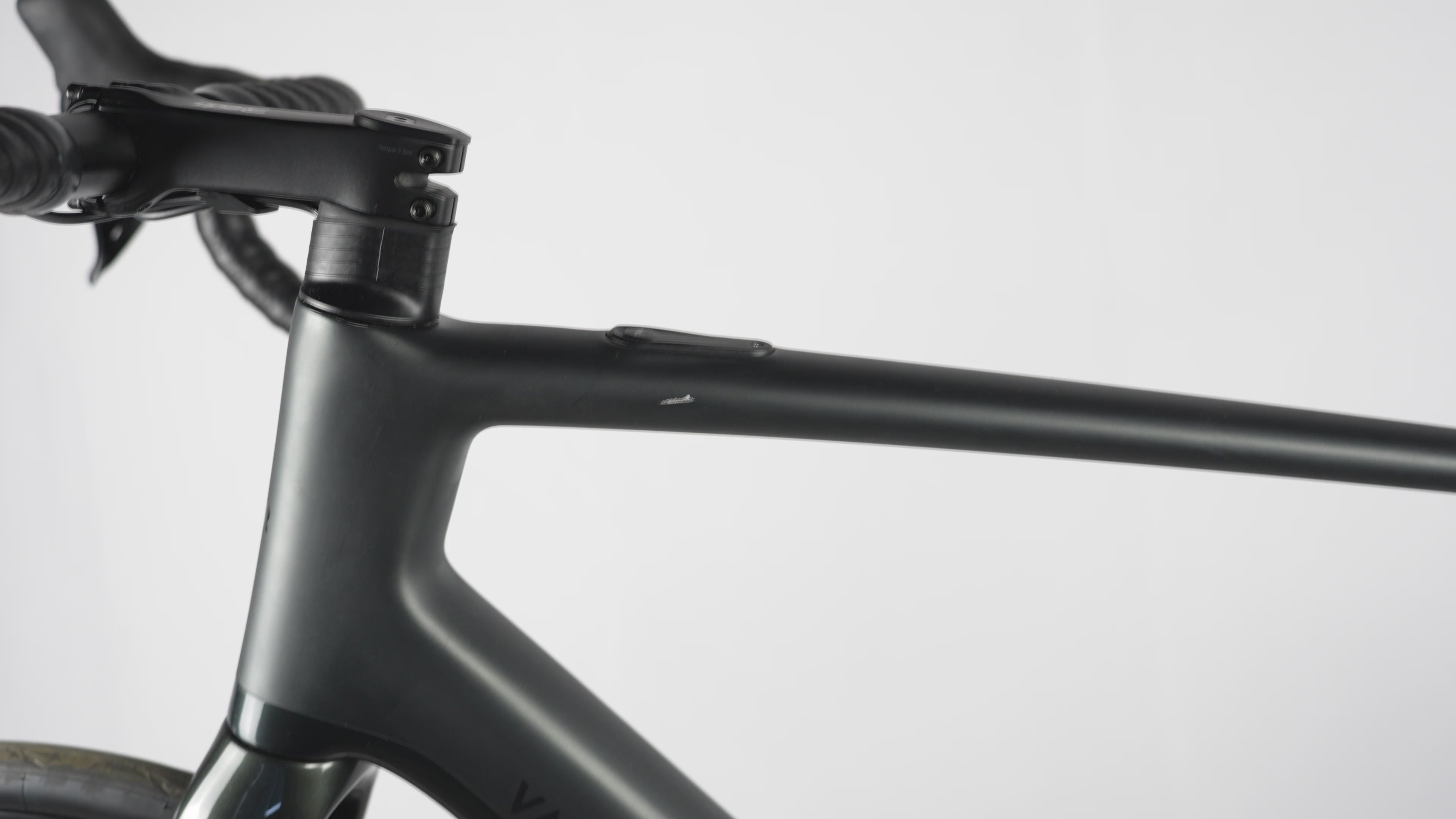 Load video: 2025 | E-EDR CF II 105 Di2 - Blemished